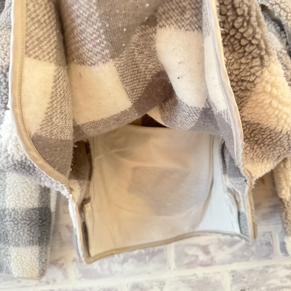 Abercrombie & Fitch Cream and Gray Checkered Fleece - Picture 11 of 11